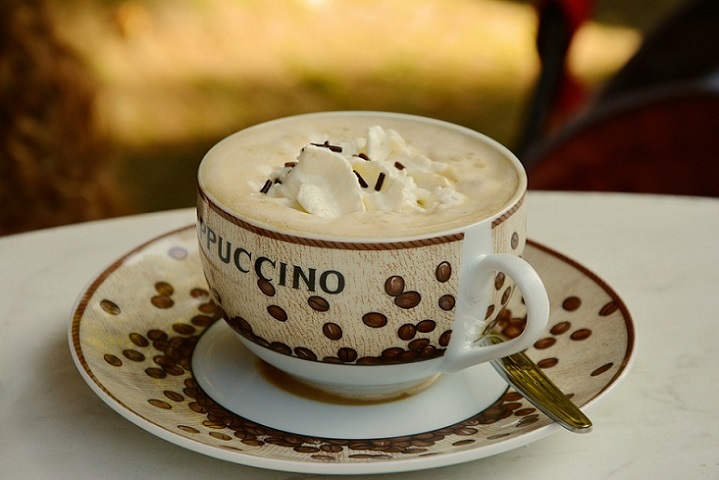 What is the difference between wet and dry cappuccino?